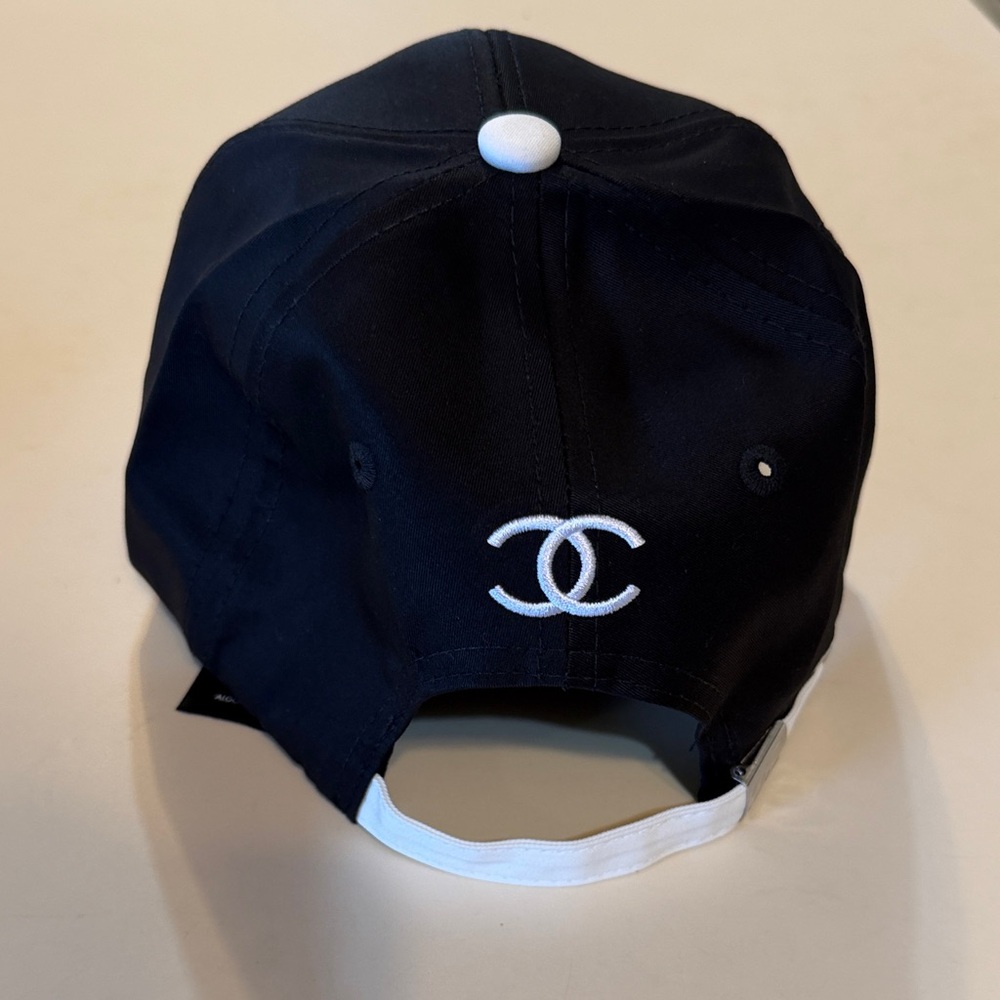 CHANEL Black Cap with White Logo - Picture 4 of 8
